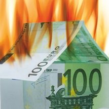 Brennpapier mit einem 100-Euro-Schein, der in Flammen aufgeht.