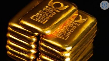 Haufen von Goldbarren auf schwarzem Hintergrund, glänzend und poliert.